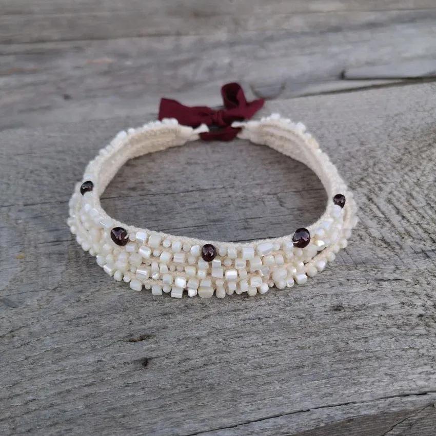 Белый ожерелок