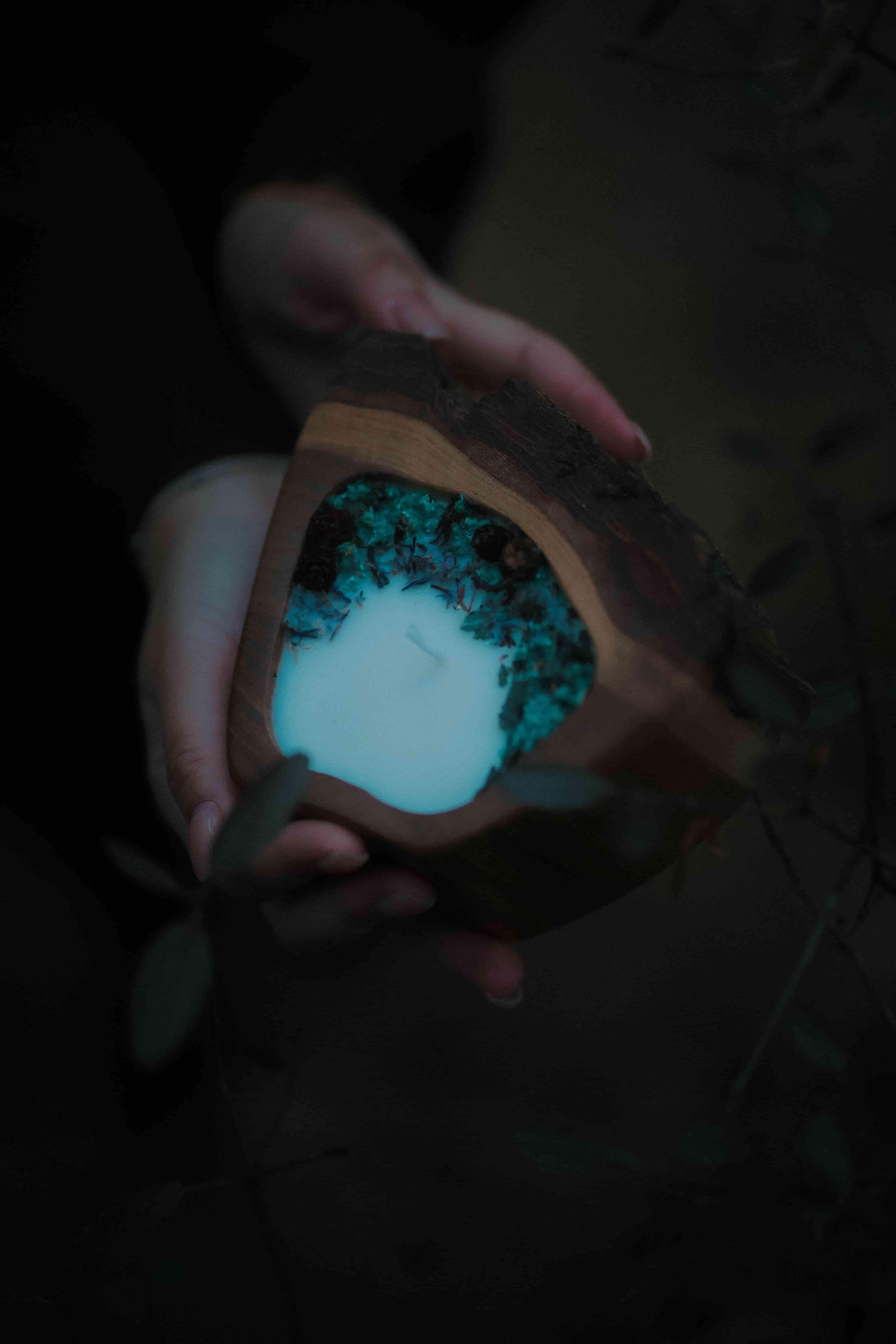 Свеча в дереве